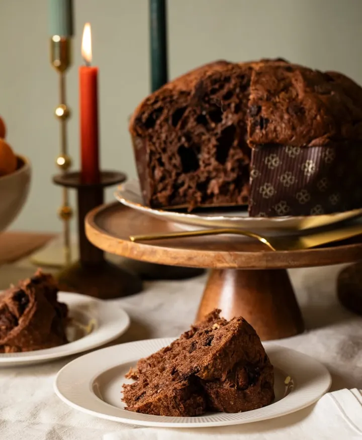 Panettone al cacao e cioccolato di Cerea, tagliato su alzata di legno