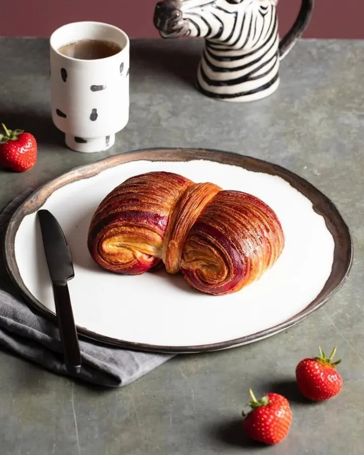 Papillon alle Fragole Cerea, sfoglia bicolore con crema pasticcera e fragole, Torino